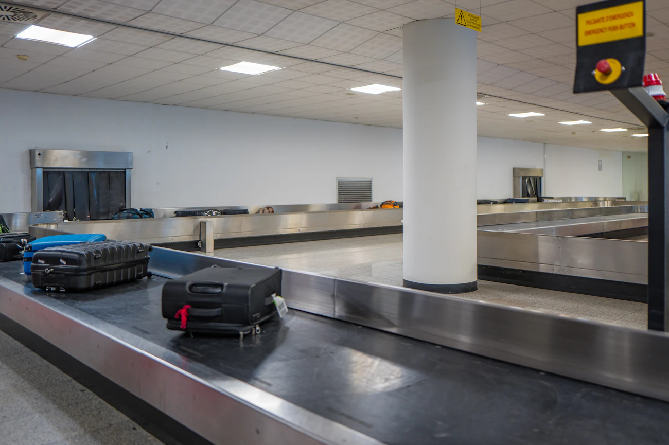 Malas sobre a esteira de retirada de bagagens em um aeroporto